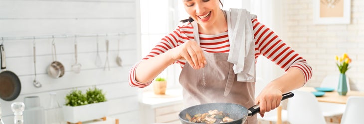 Contigo_1_Mujer-preparando-recetas-saludables-en-su-cocina_730x250_0.jpg