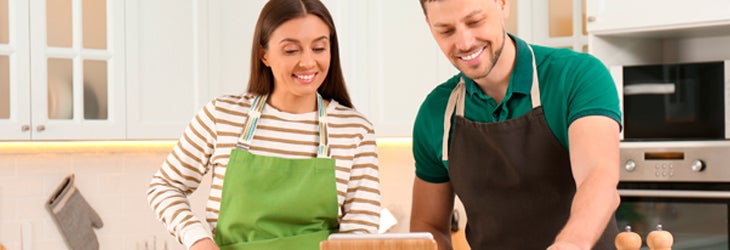 Contigo_1_Una-pareja-prepara-champiñones,-pepinos-y-pimientos-con-la-ayuda-de-una-tablet-en-cocina_730x250.jpg