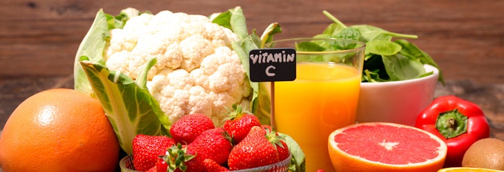 frutas con vitamina c como fresas y kiwi junto a vegetales