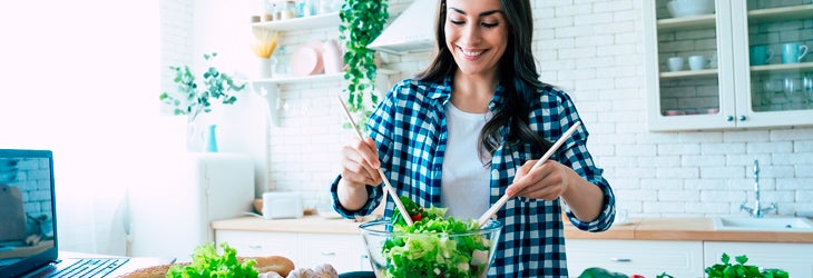 Contigo_1_mujer-joven-preparando-ensalada-de-verduras-comida-saludable_730x250.jpg