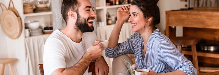 un hombre y una mujer jóvenes toman el desayuno en la mañana