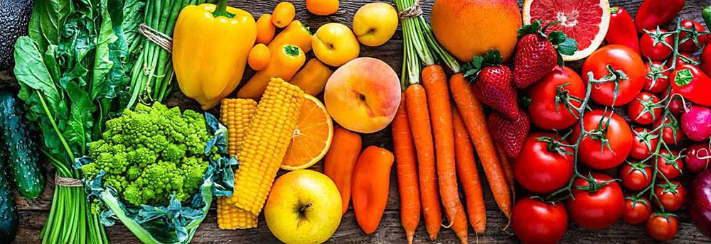 Frutas y verduras de diferentes colores que aportan vitaminas para subir las defensas 