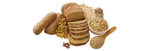 Beneficios de cereales integrales como pan, galletas, granos enteros y trigo