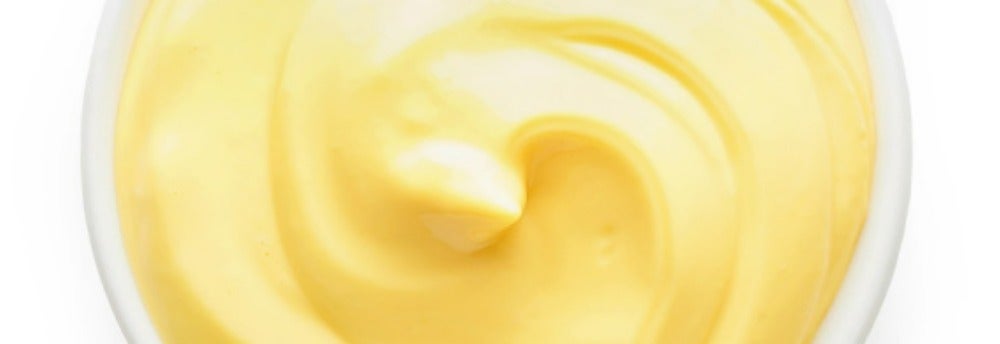 Tazón de mayonesa casera preparada con huevo y Crema de Leche NESTLÉ®
