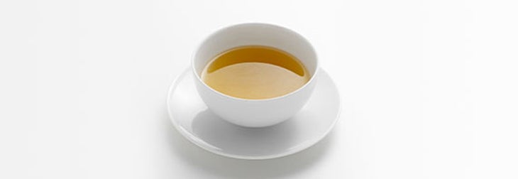 Taza de té verde que aporta diferentes nutrientes y es antioxidante