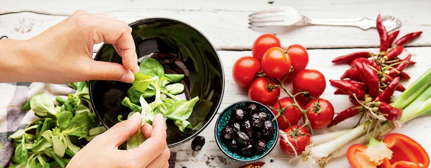 Preparación de una receta con verduras y hortalizas para una dieta vegetariana