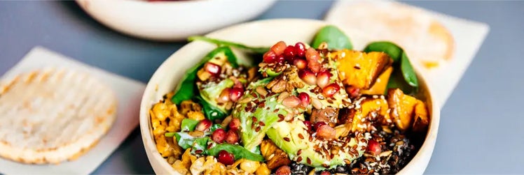 Bowl con aguacate, lentejas, espinaca y calabaza para un tipo de nutrición vegana