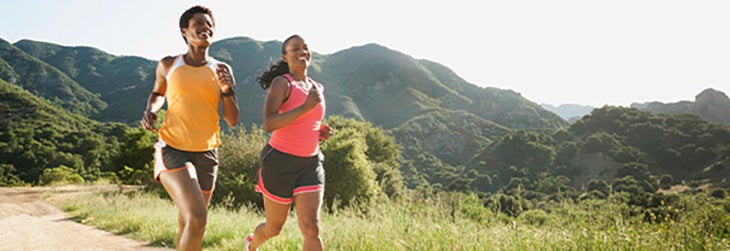 Dos mujeres corren al aire libre como actividad para tener más energía