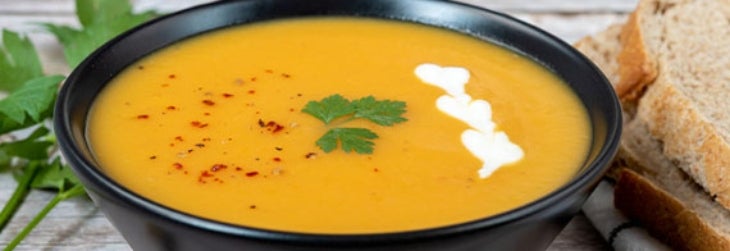 Crema de calabaza acompañada de pan blando y fresco ideal para dieta blanda