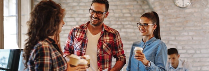 Compañeros de trabajo disfrutan de una pausa como práctica de estilo de vida saludable