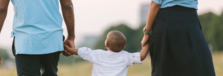 Una pareja pasando tiempo para compartir en familia con su hijo