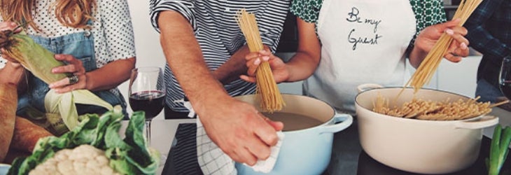 Amigos comparten tipos de hábitos como comer balanceado y relacionarse positivamente