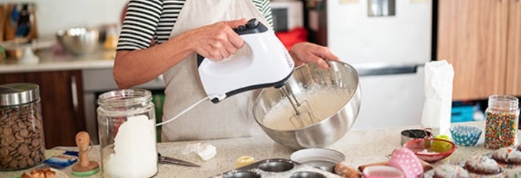 Pastelera bate deliciosa crema para postres sin azúcar