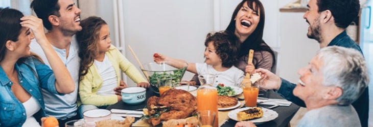 Familia practica algunos de los 10 hábitos saludables como comer balanceado y compartir tiempo