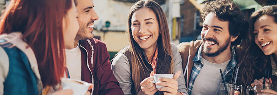 Grupo de amigos comparte una taza de café luego de comer balanceado para fortalecer sus relaciones sociales