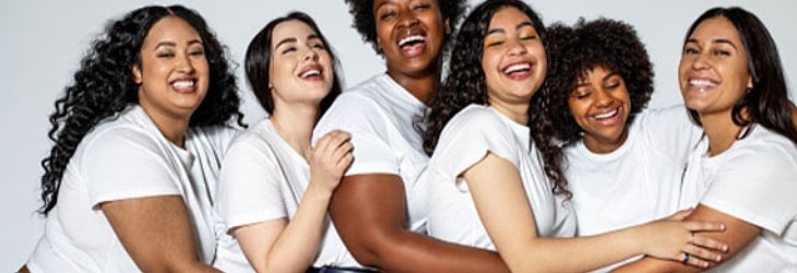 Grupo de mujeres con diferentes características físicas comparten los principios del body positive