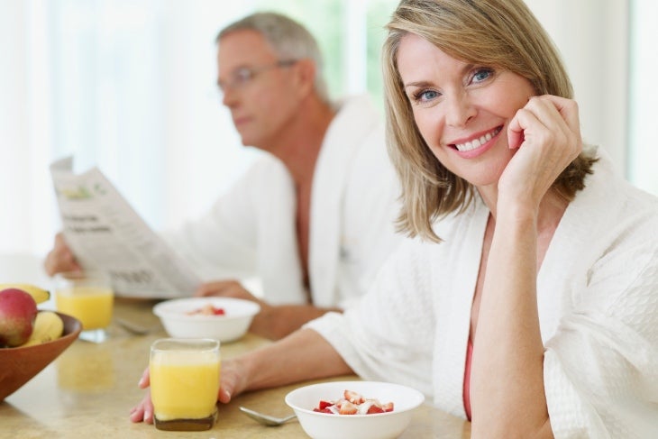 Mujer y hombre desayunando con alimentación balanceada