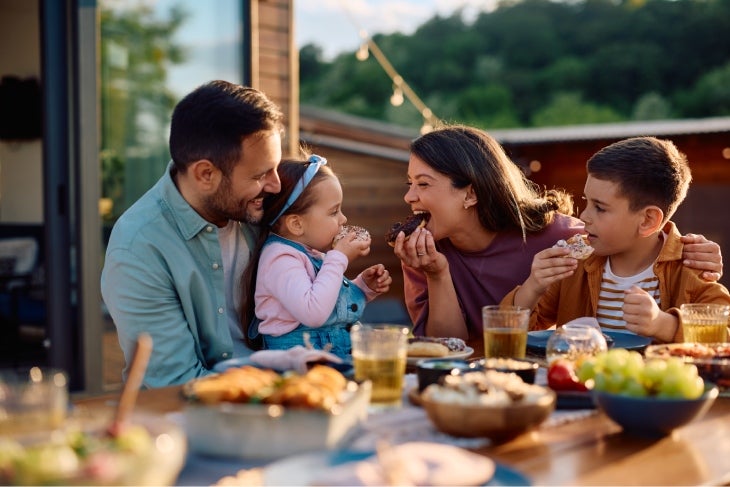 Familia comiendo en familia