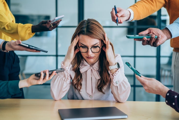 Mujer estresada en el trabajo y necesita hábitos saludables
