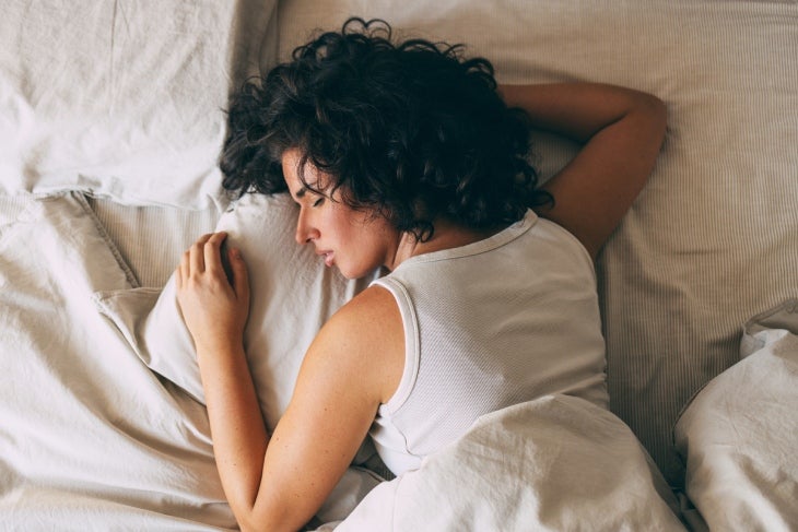 Mujer durmiendo en una cama