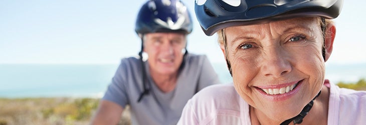 Adultos mayores montando en bicicleta como actividad física