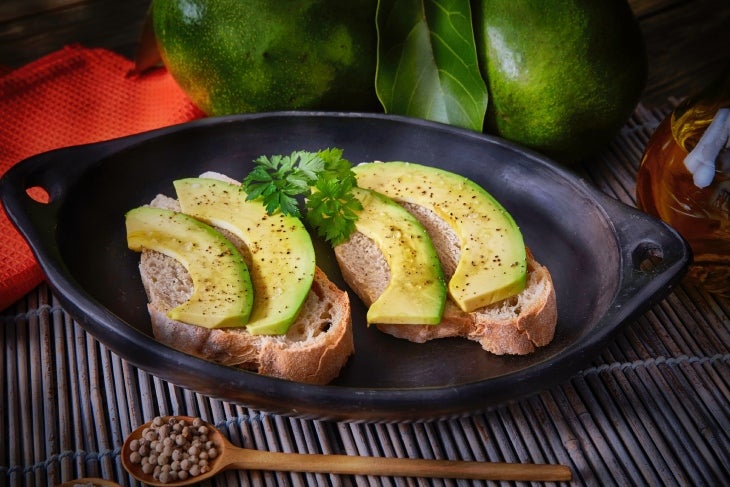 Desayuno de pan con rodajas de aguacate