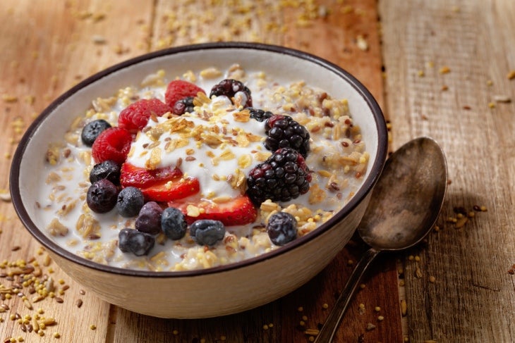 Taza con yogurt, granola y fruta