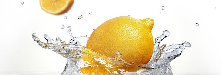 El limón es muy bueno para el agua saborizada.