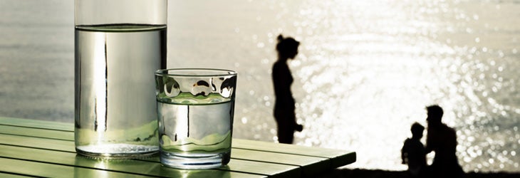 Una botella de agua que una familia llevó a la playa para hidratarse.