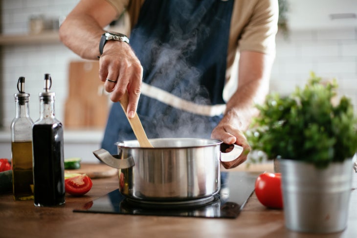 Hombre cocinando con La LECHERA®