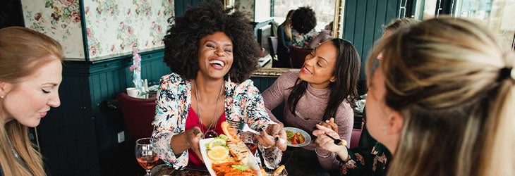 Una vida saludable incluye socializar y compartir con amigos comidas completas