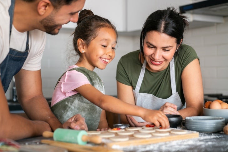 Ideas para disfrutar más las comidas en familia Familia cocinando juntos