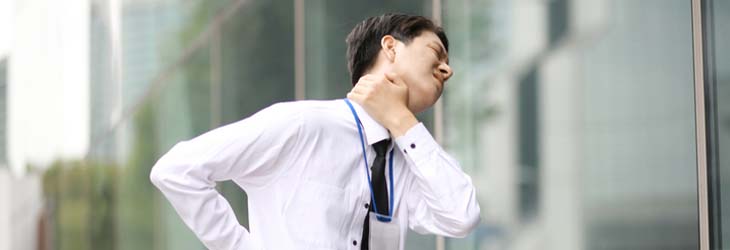 Trabajador que muestra dolor de cuello posiblemente por mala postura y falta de pausas activas