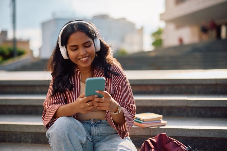 Mujer escuchando música para liberar el estrés