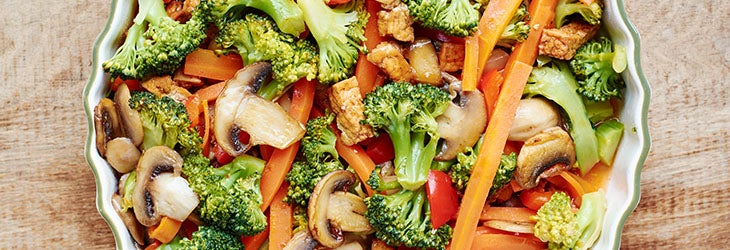 Preparación con verduras, setas y tofu para una dieta modificada en proteína