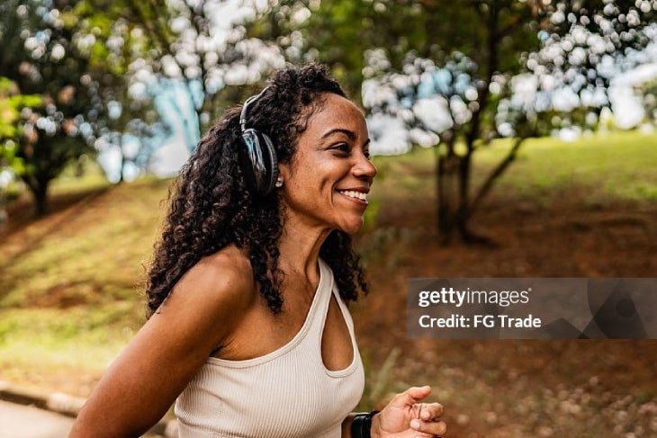 Beneficios de practicar ejercicio cardiovascular con regularidad Mujer sonriendo mientras hace ejercicio