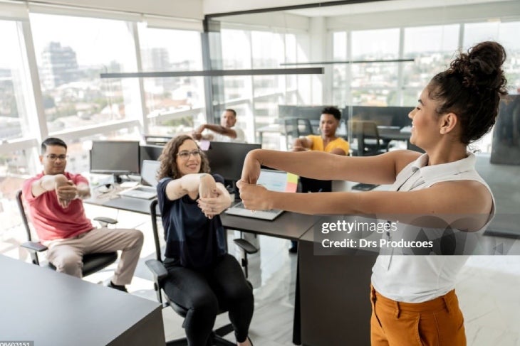 Ideas para integrar el ejercicio cardiovascular en tu día a día Personas haciendo pausas activas en el trabajo como ejercicio cardiovascular