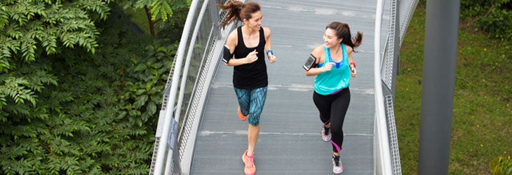 Mujeres mantienen un estilo de vida saludable corriendo a diario