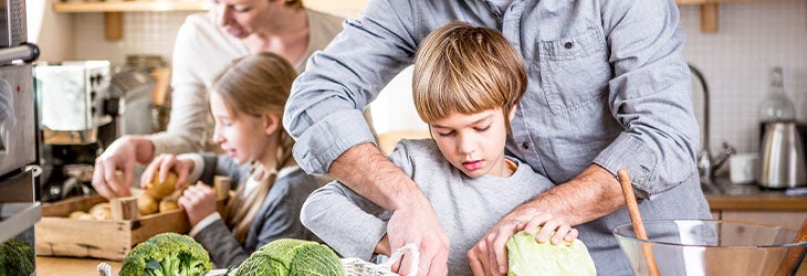 Hábitos de estilo de vida saludable como cocinar en familia comidas balanceadas