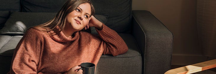 Mujer se desconecta de su trabajo y hace una pausa para un estilo de vida saludable