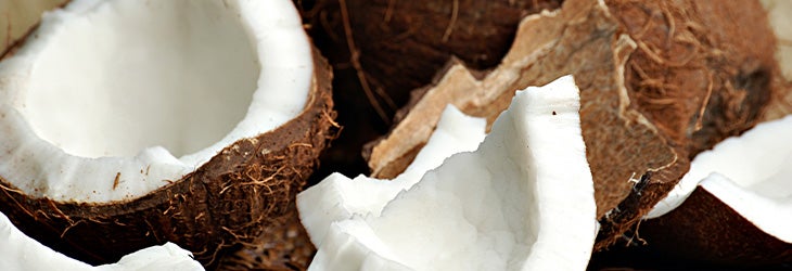 Cocos partidos por la mitad a partir de los cuales se prepara la bebida vegetal