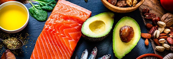 Salmón, aguacate, espinacas y frutos secos son fuente de vitaminas para las defensas