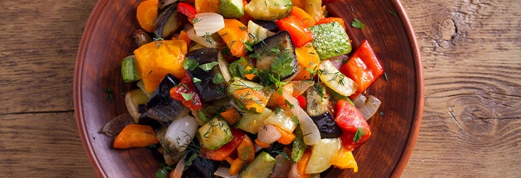 Guiso de berenjenas, tomate, calabacín y zanahoria que es una receta vegetariana