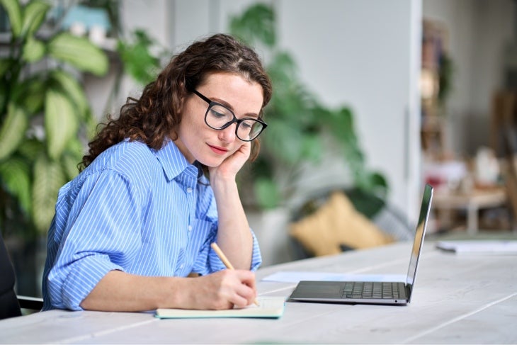 Mujer organizando su agenda y tiempos como hábito saludable