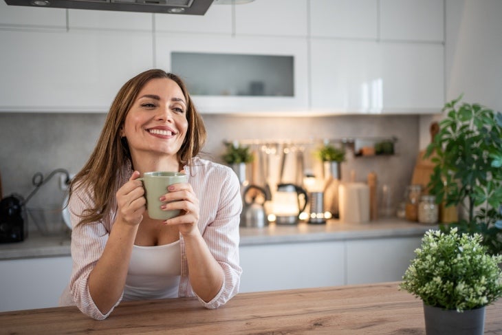 ¿Por qué es importante tener una buena higiene del sueño? Mujer tomando un té para dormir bien