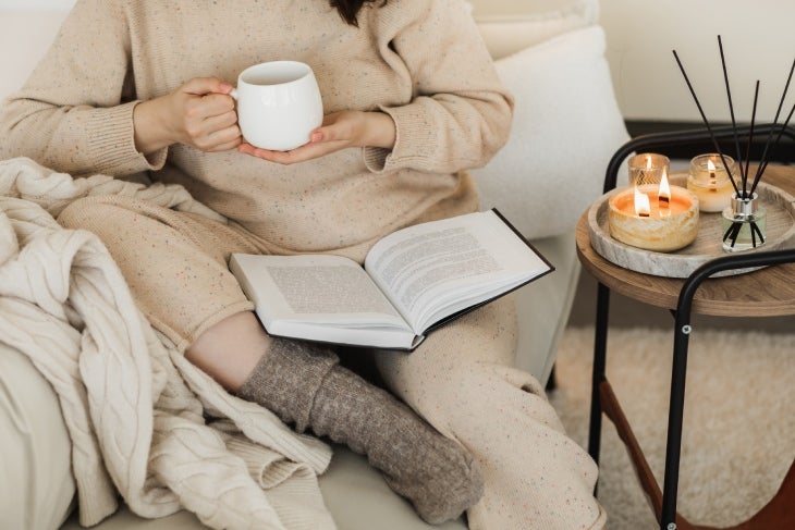 Leer un libro hace parte del ritual de desconexión para dormir mejor Mujer Leyendo un libro como parte de su rutina de sueño