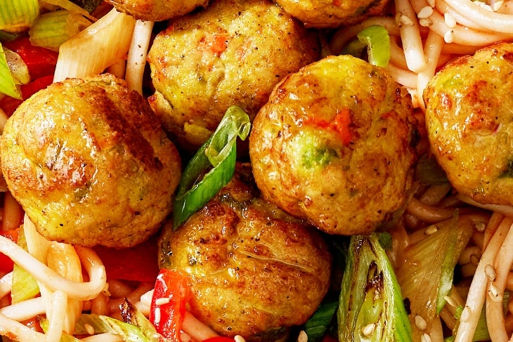 MAGGI, ideal para sazonar cualquier platillo. Albóndigas con vegetales salteados sazonadas con MAGGI.