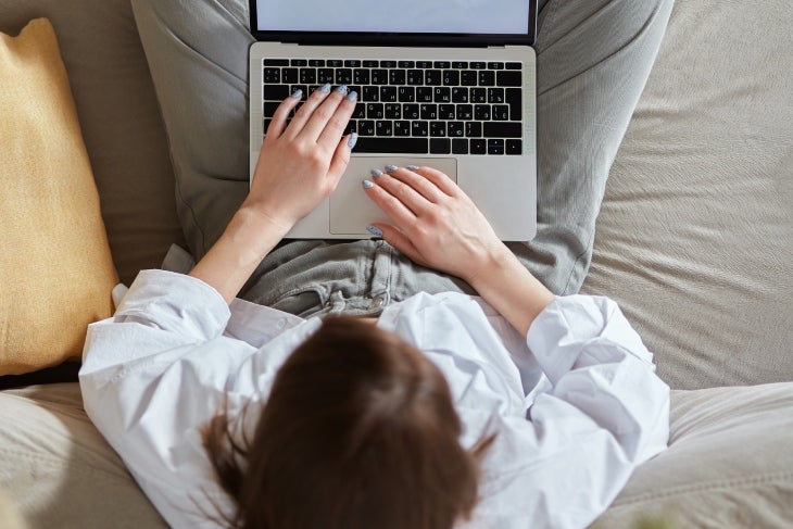 Mujer apagando la alarma para inicia su mañana
