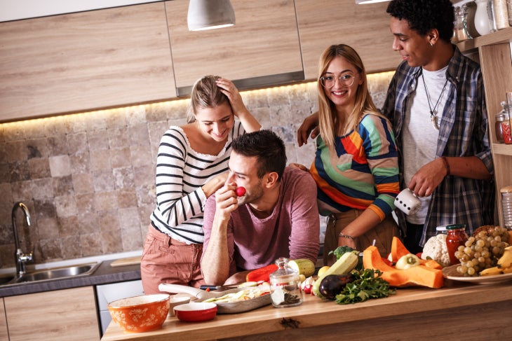 Amigos compartiendo unas onces balanceadas