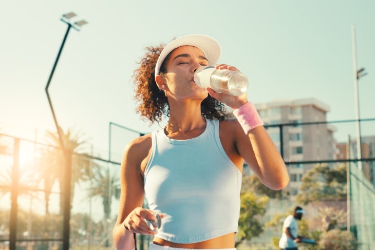 Hidratarse hace parte de los rituales para iniciar el día Mujer hidratándose como parte de sus rituales para iniciar el día